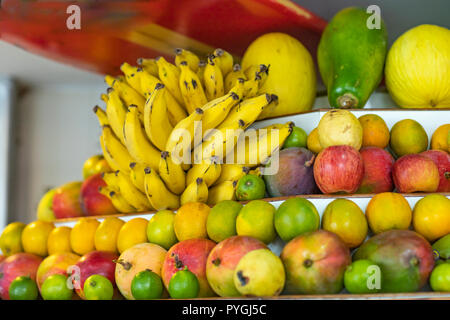 Frische, gesunde Früchte, die auf Regalen im Supermarkt. Stockfoto