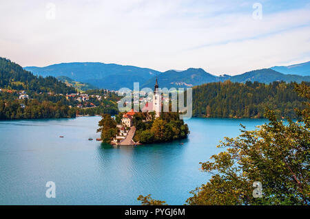 Burg am See von Bled in Slowenien im frühen Herbst. Stockfoto