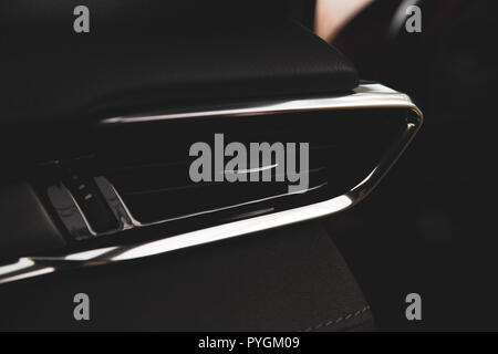 Auto innen. Neue, moderne Inneneinrichtung Premium Auto mit Ledersitzen. Farbe rot Stockfoto