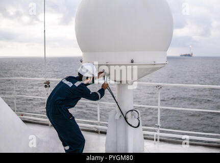 Servicetechniker oder Freiwillige in der Nähe von VSAT-Terminal Stockfoto