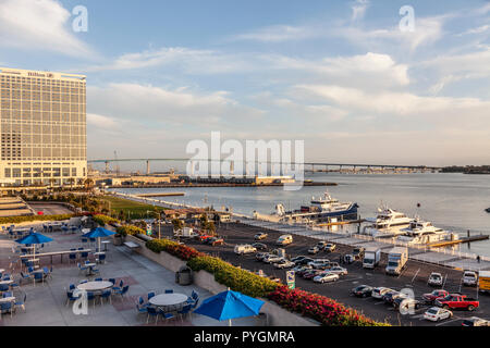 Blick Richtung Coronado Bridge und Hilton San Diego Bayfront Hotel, vorbei am Hafen von San Diego 10 Avenue Marine Terminal. Kalifornien, USA Stockfoto