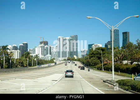 Autobahn entlang der Skyline von Miami, Florida in der Stadt mit hohen Gebäuden und Wolkenkratzern. Stockfoto