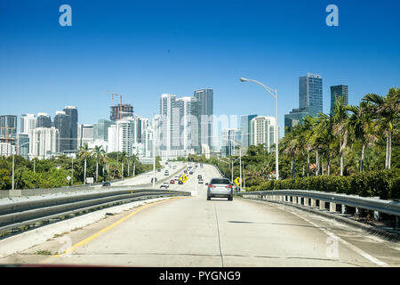 Autobahn entlang der Skyline von Miami, Florida in der Stadt mit hohen Gebäuden und Wolkenkratzern. Stockfoto