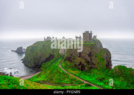 Ein Blick auf die malerische Dunnotar Castle auf der Schottischen Küste mit schlechter Herbst Wetter und stürmische Nordsee, Aberdeenshire, Schottland Stockfoto