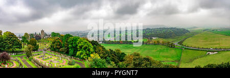 Panoramablick auf die Landschaft und den alten Friedhof in der Nähe der Kirche von Horly unhöflich von Stirling Castle, Schottland Stockfoto