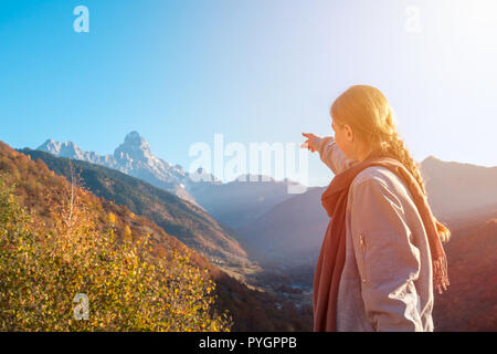 Schöne blonde Mädchen auf dem Hintergrund der Berg Ushba, Berge von Swanetien, Georgia. Stockfoto