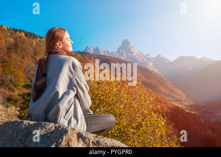 Schöne blonde Mädchen auf dem Hintergrund der Berg Ushba, Berge von Swanetien, Georgia. Stockfoto