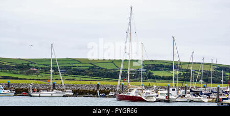 Dingle, Kerry/Irland - 22. September 2018: Yachten und Boote in der Dingle Harbour mit irischen Landschaft über die Bucht vor Anker Stockfoto