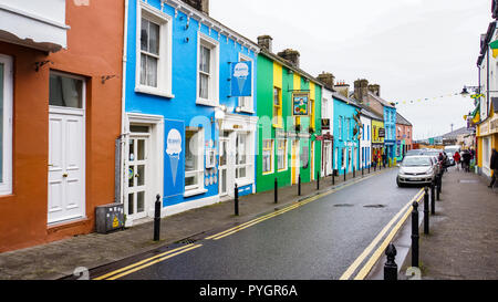 Dingle, Kerry/Irland - 22. September 2018: Die bunten Gebäuden und Unternehmen auf einer Straße in Dingle, Kerry, Irland Stockfoto