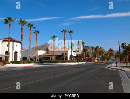 LA QUINTA, CA - 17. JULI 2018: eine Straßenszene in La Quinta, Kalifornien, entlang der Avenida Bermudas, in Richtung Santa Rosa Berge auf der Suche nach einem heissen Summ Stockfoto