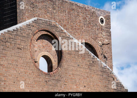 Ein Ziegelstein Kreis in einem der übrigen Wände von Australiens erster Hochofen und Stahlwerk, Hochofen Park in Lithgow New South Wales, Australien Stockfoto