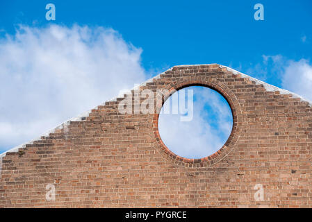 Ein Ziegelstein Kreis in einem der übrigen Wände von Australiens erster Hochofen und Stahlwerk, Hochofen Park in Lithgow New South Wales, Australien Stockfoto