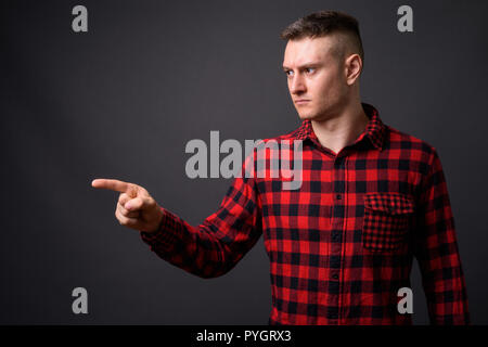 Schwere jungen gutaussehenden Mann zeigenden Finger, während Sie wütend Stockfoto