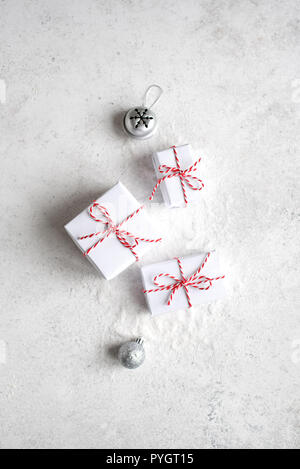 Weihnachten Geschenk Boxen in weißen Hintergrund, kopieren. Weiße Weihnachten Geschenke und silbernen Kugeln, festliche Komposition, Konzept. Stockfoto