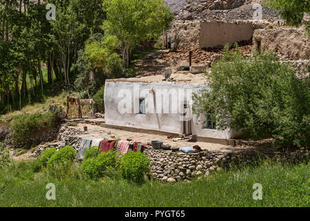 Weiß Pamiri Häuser in der Nähe der tadschikischen Wakhan Langar und Pamir Fluss, Pamir Highway, Pamir, Tadschikistan Stockfoto