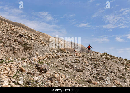 Wanderer Wandern der wunderschöne Engels Peak Hill trek neben einem traditionellen Pamiri Deich, oder Wasser Kanal, Langar, tadschikischen Wakhan, Pamir, Taj Stockfoto