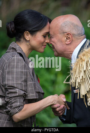 Die Herzogin von Sussex erhält ein hongi, die traditionelle Maori Gruß, an einer offiziellen Begrüßungszeremonie auf dem Government House in Wellington, am ersten Tag der Tour ist das königliche Paar von Neuseeland. Stockfoto