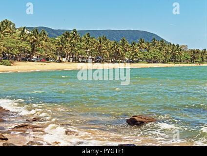 Die schönen Palmen gesäumten Strand und Promenade, wie über von der Bucht am Trinity Beach, einem nördlichen Vorort Beach Cairns QLD Australien gesehen Stockfoto