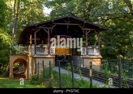 Wiesbaden, Deutschland, am 1. Juli. 2018 - Das Seil Bahn Nerobergbahn an der Bergstation am Neroberg Wiesbaden. Die zweitälteste Wasser-angetriebene Seilbahn Stockfoto