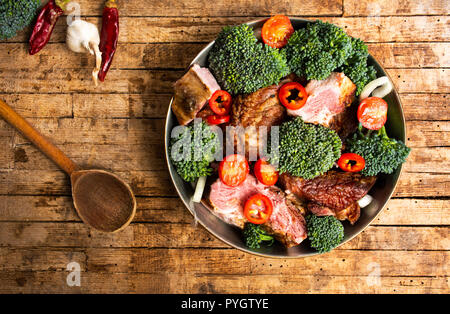 Fleisch mit Gemüse für das Kochen in einem Topf Top View Stockfoto