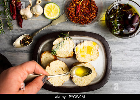 Frau, die Bruschetta snacks first person Ansicht Stockfoto