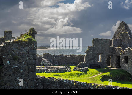 BUSHMILLS, NORTHER IRLAND - Juli 13, 2016 Dunluce Castle. Die Ruinen der Dunluce Castle und können Sie in der Ferne die weissen Felsen Strand sehen. - Nord Stockfoto