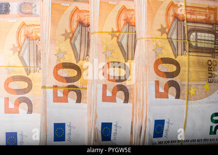 Stapel von 50 echten Euro-Banknoten 50-Euro-Banknoten unter Gummiband Hintergrund. Über 2500 Euro Stockfoto