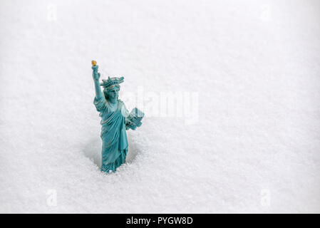 Freiheitsstatue Miniatur im Schnee. Winter Schneefall in New York Konzept Stockfoto