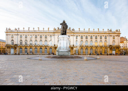 Morgen Aussicht auf den riesigen Platz Stanislas mit Monument, das sich in der Altstadt von Nancy, Frankreich Stockfoto