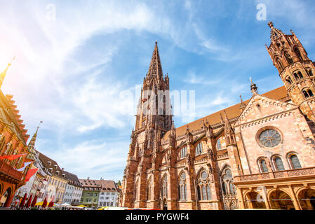 Blick von unten auf die Kathedrale in der Altstadt von Freiburg, Deutschland Stockfoto