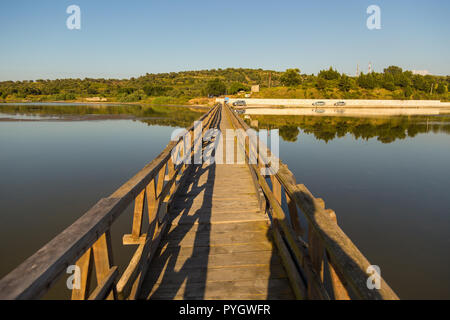 Zvernec, Albanien - 29. Juni 2014: Holz- zerstörte Brücke auf die Insel Zvernec mit Kloster der Heiligen Maria. Die Brücke ist auf der Narta befindet Stockfoto