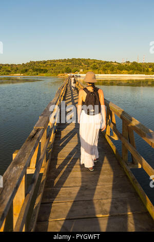 Zvernec, Albanien - 29. Juni 2014: Menschen auf der hölzernen zerstörte Brücke auf die Insel Zvernec mit Kloster der Heiligen Maria. Die Brücke wird entfernt Stockfoto