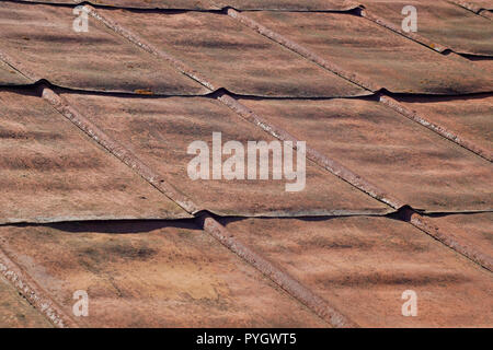 Detail der alten verwitterten Metall rot rostigem Eisen Dach Stockfoto