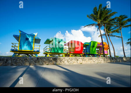 Helle malerischen Blick auf farbenfrohen Rettungstürme mit Palmen und blauem Himmel in South Beach, Miami, Florida, USA Stockfoto