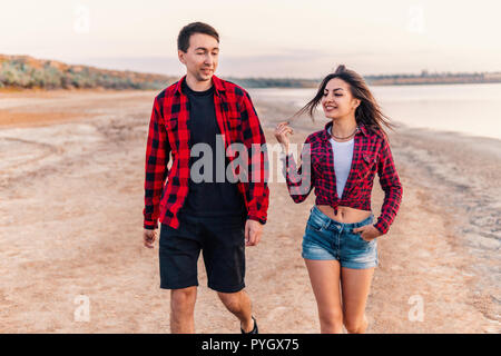 Oung Paar am Strand zusammen gehen Stockfoto