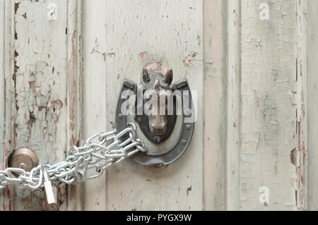 Hufeisen und Pferdekopf knoker - Türgriff (Pesaro, Italien, Europa) Stockfoto