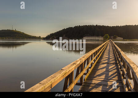 Holz- zerstörte Brücke auf die Insel Zvernec mit Kloster der Heiligen Maria. Die Brücke ist auf der Lagune von Narta befindet. Stockfoto