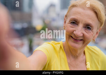 Persönliche Sicht der älteren Frau, die selfie mit Handy Stockfoto