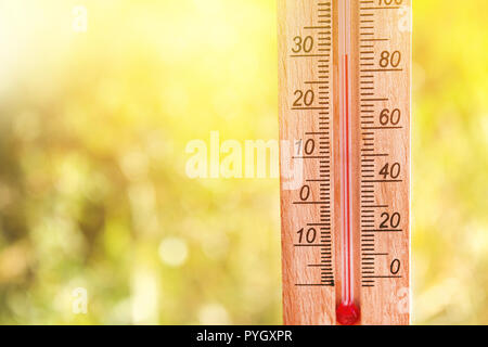 Thermometer Anzeigen hohe Temperaturen von 30 Grad in der Sonne Sommer Tag Stockfoto