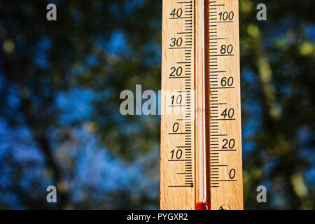 Thermometer Anzeigen hohe Temperaturen von 30 Grad in der Sonne Sommer Tag Stockfoto