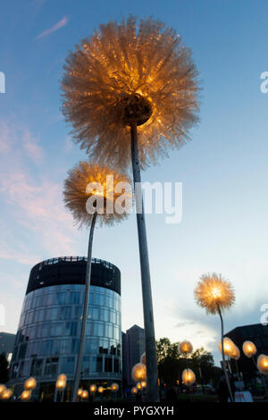 Essen, Deutschland. 27. Oktober 2018. Riesen Löwenzahn von Kunststoffabfällen von French-Filipino artist Olivia d'Aboville. Die 2018 Essen Licht Festival erhält unterwegs mit vielen Licht Kunst Anlagen in der ganzen Stadt Zentrum bis 4. November 2018. Stockfoto