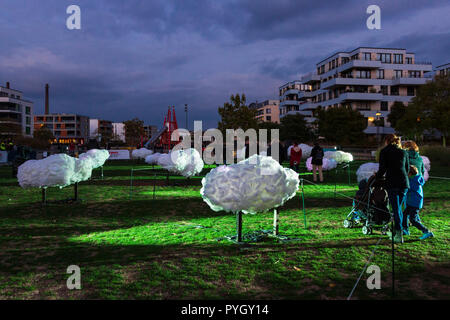 Essen, Deutschland. 27. Oktober 2018. 'Sounds' Musik und Kunst Installation. Beleuchtete Wolken von Daniel Kurniczak. Die 2018 Essen Licht Festival erhält unterwegs mit vielen Licht Kunst Anlagen in der ganzen Stadt Zentrum bis 4. November 2018. Stockfoto