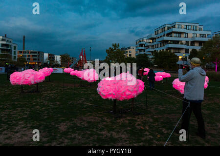 Essen, Deutschland. 27. Oktober 2018. 'Sounds' Musik und Kunst Installation. Beleuchtete Wolken von Daniel Kurniczak. Die 2018 Essen Licht Festival erhält unterwegs mit vielen Licht Kunst Anlagen in der ganzen Stadt Zentrum bis 4. November 2018. Stockfoto