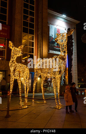 Essen, Deutschland. "Oh, mein Reh", leichte Installation durch MK Illumination aus Innsbruck, Österreich außerhalb Grillo Theater. Die 2018 Essen Licht Festival erhält unterwegs mit vielen Licht Kunst Anlagen in der ganzen Stadt Zentrum bis 4. November 2018. Stockfoto