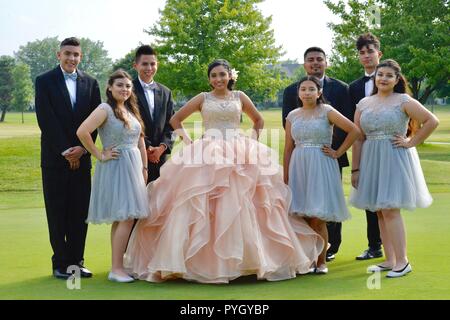 Mexikanische Jugendliche auf Golfkurs für süsse 16 posing Stockfoto