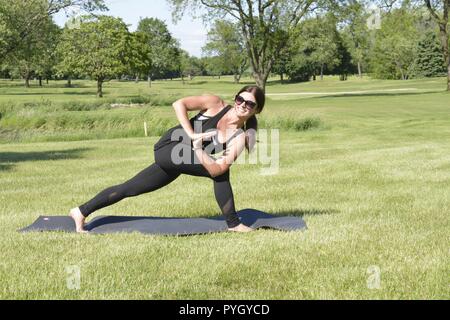 Mexikanische Jugendliche auf Golfkurs für süsse 16 posing Stockfoto