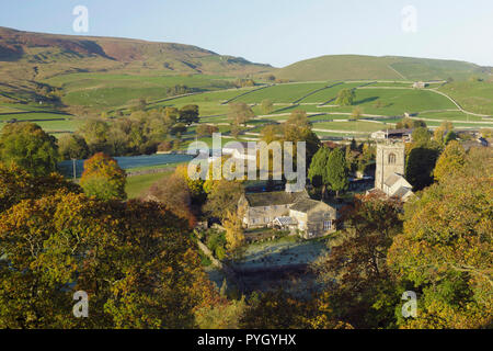 Ansicht des 16. Jahrhunderts der St. Wilfrid's Church in Dorf Burnsall, Wharfedale, Yorkshire Dales, England, Oktober Stockfoto