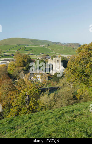 Ansicht des 16. Jahrhunderts der St. Wilfrid's Church in Dorf Burnsall, Wharfedale, Yorkshire Dales, England, Oktober Stockfoto