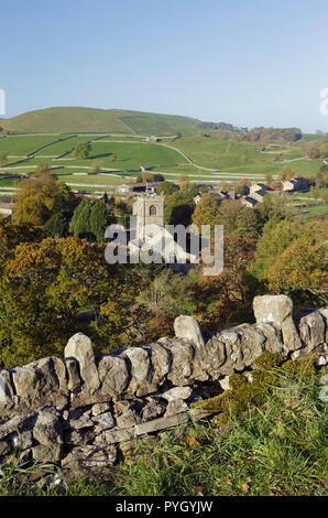 Ansicht des 16. Jahrhunderts der St. Wilfrid's Church in Dorf Burnsall, Wharfedale, Yorkshire Dales, England, Oktober Stockfoto