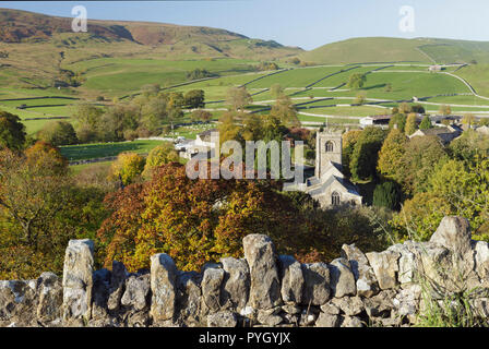 Ansicht des 16. Jahrhunderts der St. Wilfrid's Church in Dorf Burnsall, Wharfedale, Yorkshire Dales, England, Oktober Stockfoto